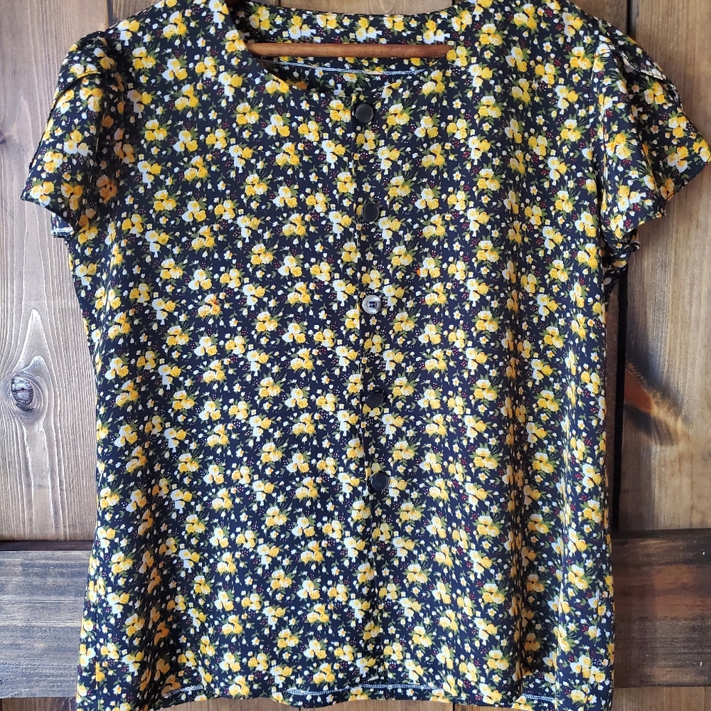 Women's Floral Button Down Blouse Medium